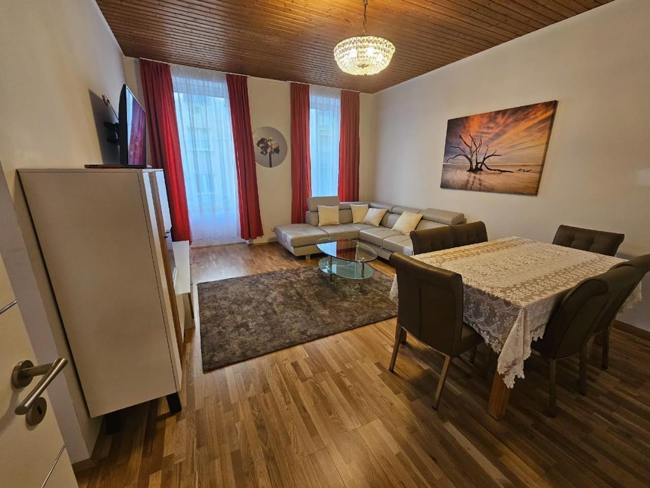 Mozart Apartament *